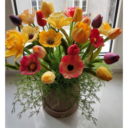Flower box z tulipanami, żonkilami i anemonami