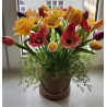 Flower box z tulipanami, żonkilami i anemonami